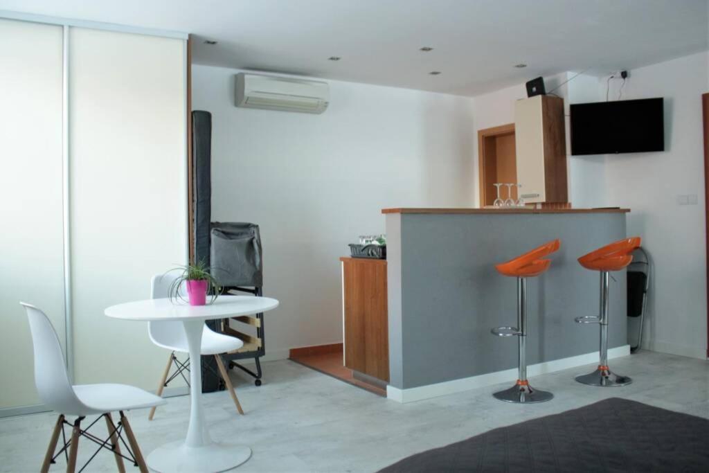 Appartamento Apartmán - Dlhé Diely Bratislava Esterno foto